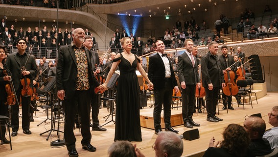 Applaus für Alan Gilbert und das NDR Elbphilharmonie Orchester beim Eröffnungskonzert von "Elbphilharmonie Visions". © NDR Foto: Daniel Dittus