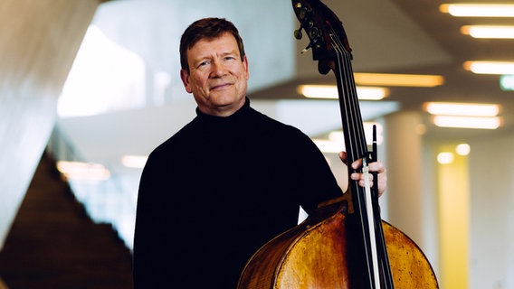 Volker Donandt, Kontrabassist des NDR Elbphilharmonie Orchesters © NDR, Jewgeni Roppel Foto: Jewgeni Roppel