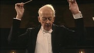 Günter Wand dirigiert das NDR Elbphilharmonie Orchester (damals NDR Sinfonieorchester). © NDR 