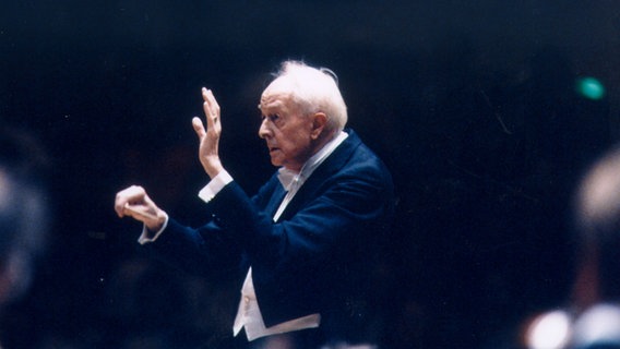 Günter Wand steht am Pult des NDR Sinfonieorchesters. © NDR/Schirmer 