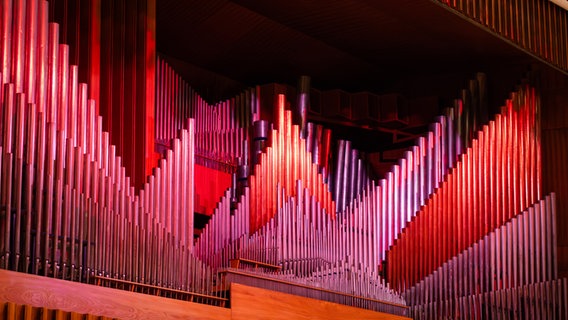 Die beleuchtete Orgel im Konzertsaal Vatroslav Lisinski © NDR Foto: Daniel Tomann-Eickhoff