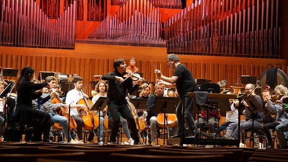 Violinist Joshua Bell und Alan Gilbert mit dem NDR Elbphilharmonie Orchester auf der Bühne des Konzertsaal Vatroslav Lisinski in Zagreb © NDR Foto: Heidi Meyer