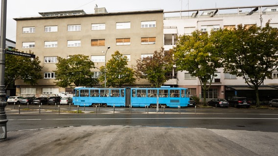 Eine blaue Straßenbahn in den Straßen von Zagreb © NDR Foto: Daniel Tomann-Eickhoff