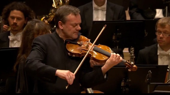 Screenshot: Frank Peter Zimmermann im Konzert mit dem NDR Elbphilharmonie Orchester © NDR 