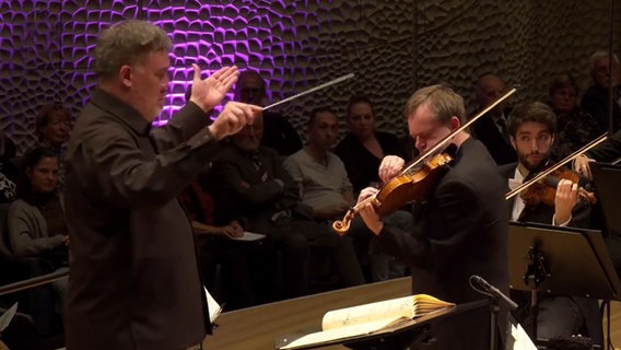 Screenshot: Frank Peter Zimmermann und Alan Gilbert im Konzert mit dem NDR Elbphilharmonie Orchester © NDR 
