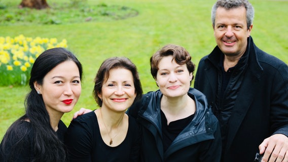 Das Elphier-Quartett: Yihua Jin-Mengel, Ljudmila Minnibaeva, Alla Rutter, Ljudmila Minnibaeva, Andreas Grünkorn (v.l.n.r.) Das Elphier-Quartett: Yihua Jin-Mengel, Ljudmila Minnibaeva, Alla Rutter, Ljudmila Minnibaeva, Andreas Grünkorn (v.l.n.r.) © Elphier-Quartett Foto: Michael Stürtzinger