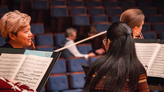 Das NDR Elbphilharmonie Orchester probt im Rahmen der Gastspielreise durch Spanien und Deutschland vor einem Konzert im Auditorio Principe Felipe in Oviedo. © NDR Foto: Lena Mackel