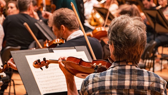 Das NDR Elbphilharmonie Orchester probt im Rahmen der Gastspielreise durch Spanien und Deutschland vor einem Konzert im Auditorio Principe Felipe in Oviedo. © NDR Foto: Lena Mackel