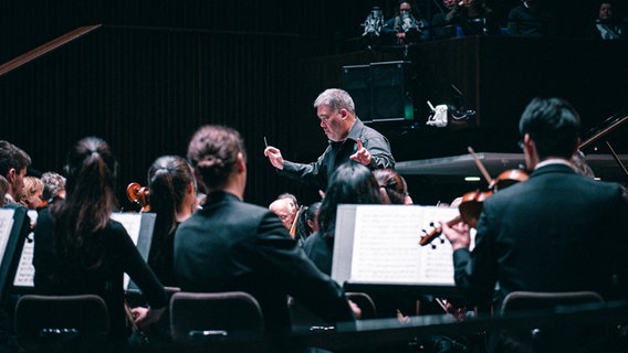 Das NDR Elbphilharmonie Orchester spielt im Rahmen der Gastspielreise durch Spanien und Deutschland ein Konzert im Kuppelsaal in Hannover. © NDR Foto: Peer Bothmer
