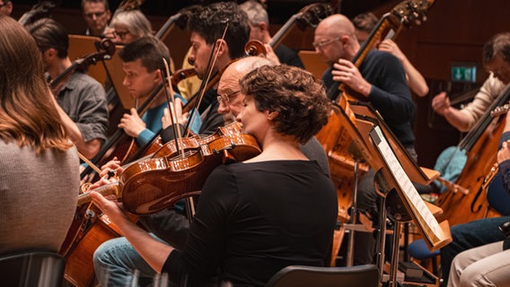 Das NDR Elbphilharmonie Orchester probt im Rahmen der Gastspielreise durch Spanien und Deutschland vor einem Konzert in der Tonhalle Düsseldorf. © NDR Foto: Lena Mackel