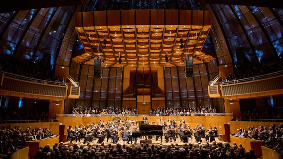 Das NDR Elbphilharmonie Orchester spielen im Rahmen der Gastspielreise durch Spanien und Deutschland ein Konzert in der Tonhalle Düsseldorf. © Christian Palm Foto: Christian Palm