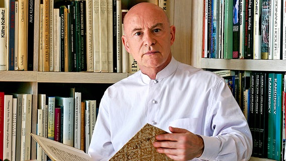 Christoph Eschenbach mit Partitur vor einer Bücherwand Christoph Eschenbach mit Partitur vor einer Bücherwand Foto: Eric Brissaud