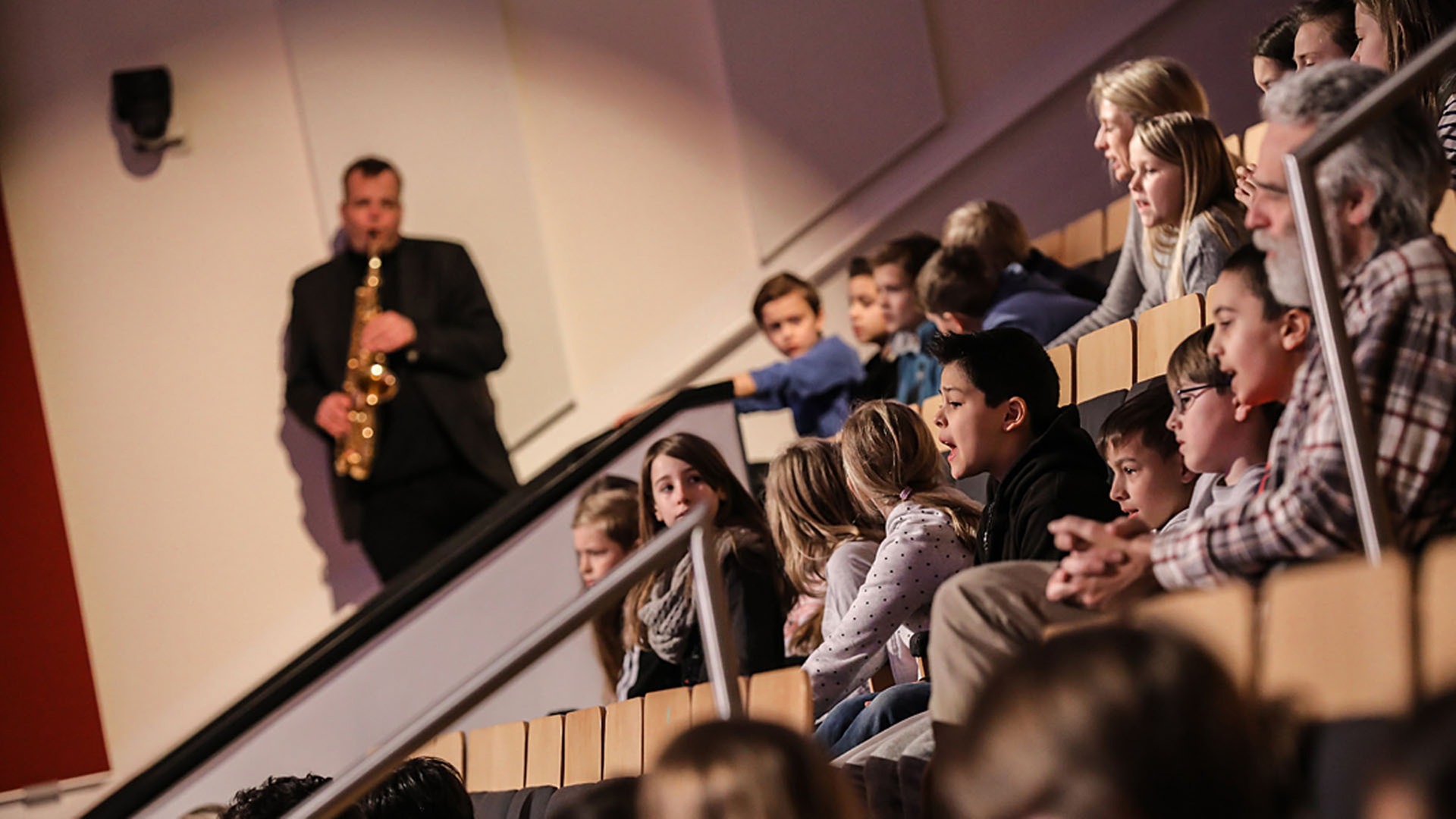 Saxofonist Fiete Felsch und Publikum beim Konzert statt Schule der NDR Bigband im Rolf-Liebermann-Studio © NDR Foto: Marcus Krüger