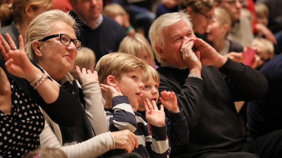 Szene aus einem Familienkonzert im Rolf-Liebermann-Studio: Eltern und Kinder im Publikum © NDR Foto: Marcus Krüger