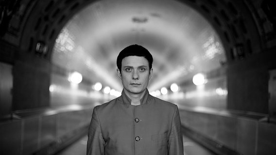 Schwarz-weiß-Porträt: Felix Kubin von einem erleuchteten U-Bahn-Schacht © Felix Kubin 