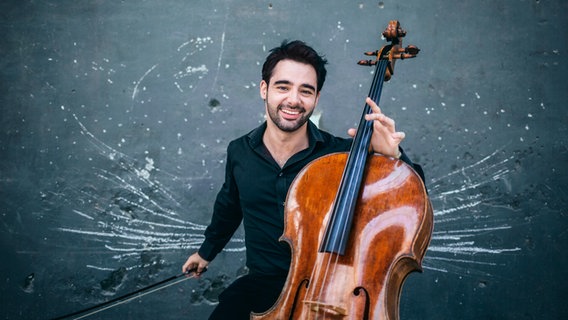 Pablo Ferrández posiert mit seinem Cello. © IGOR STUDIO 