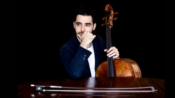 Pablo Ferrández im Porträt mit Cello © IGOR STUDIO 