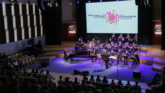 Konzertszene: Die NDR Bigband spielt zum Finale des großen Gershwin-Experiments 2015. © NDR Foto: Marcus Krüger