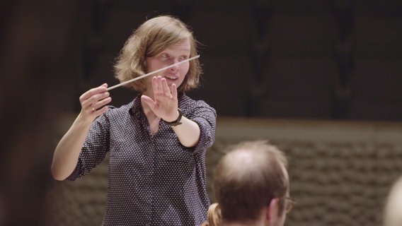 Mirga Gražinytė-Tyla dirigiert das NDR Elbphilharmonie Orchester. © NDR 