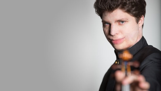 Violinist Augustin Hadelich im Porträt © Rosalie O'Connor 