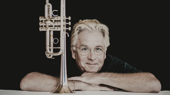 Der Trompeter Håkan Hardenberger im Porträt mit Instrument © NDR Foto: Marco Borggreve