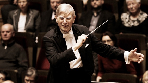 Herbert Blomstedt dirigiert © Martin U.K. Lengemann 