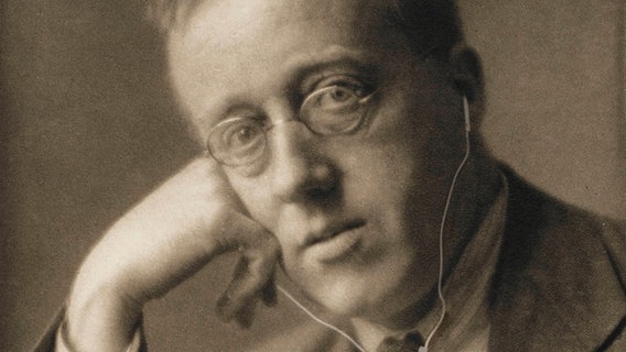 Montage: Gustav Holst mit Kopfhörern. © picture-alliance / Mary Evans Picture Library | - 