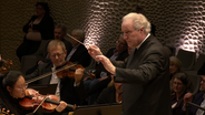 Manfred Honeck dirigiert das NDR Elbphilharmonie Orchester. © Screenshot 