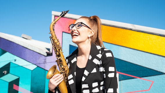 Saxofonistin Jess Gilham © Robin Clewley 