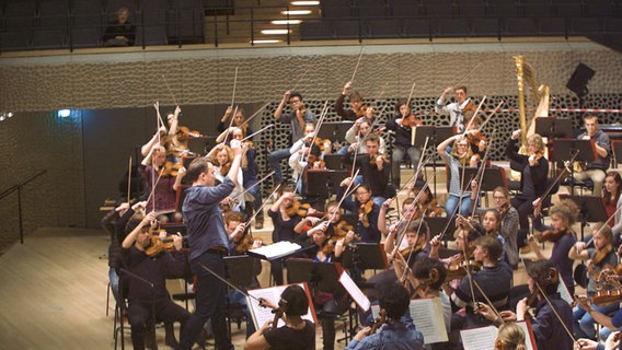 Dirigent Garrett Keast und das NDR Jugendsinfonieorchester bei der Probe © NDR Foto: Mairena Torres
