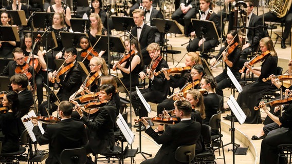 Das NDR Jugendsinfonieorchester auf der Bühne im Großen Saal der Elbphilharmonie © NDR Foto: Marcus Krüger