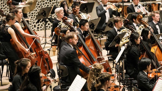 Das NDR Jugendsinfonieorchester auf der Bühne im Großen Saal der Elbphilharmonie © NDR Foto: Marcus Krüger
