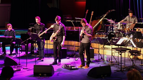 NDR Bigband und Preisträger bei "Jugend Jazzt" © NDR Foto: Sabine Vinar