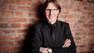 Porträt: Dirigent Kaspars Putniņš im Porträt vor einer Ziegelsteinmauer © Kaupo Kikkas Foto: Kaupo Kikkas