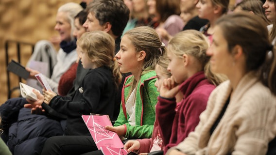 Junges Publikum bei einer Education-Veranstaltung in der Elbphilharmonie Hamburg © NDR Foto: Marcus Krüger