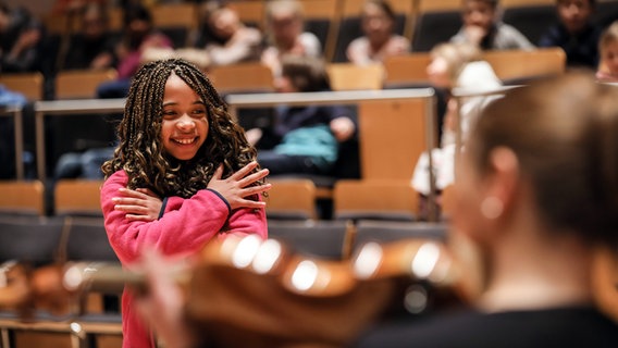 Szene aus einem "Konzert statt Schule" im Rolf-Liebermann-Studio: ein Mädchen "dirigiert" einen Geiger © NDR Foto: Marcus Krüger