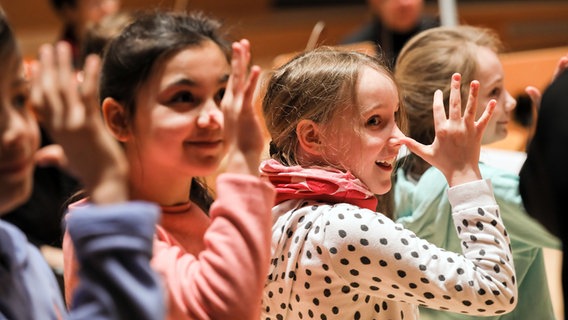 Szene aus einem"Konzert statt Schule" im Rolf-Liebermann-Studio: Mädchen drehen "eine lange Nase" © NDR Foto: Marcus Krüger