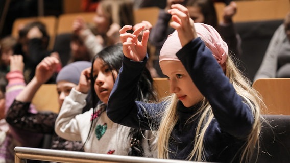 Szene aus einem Familienkonzert im Rolf-Liebermann-Studio: Kinder im Publikum © NDR Foto: Marcus Krüger