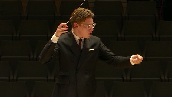 Screenshot: Dirigent Klaus Mäkelä dirigiert. © NDR Foto: Screenshot