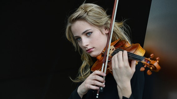Mariella Haubs im Porträt mit ihrer Geige © Dorothee Falke 