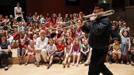 Szene aus einer Mit-Mach-Musik mit NDR Brass im Rolf-Liebermann-Studio © NDR Foto: Marcus Krüger