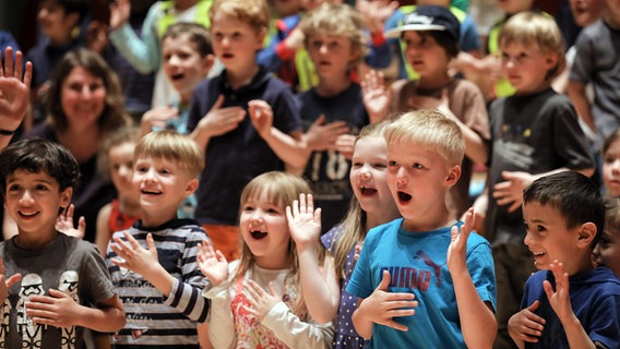 Szene aus einem Familienkonzert im Rolf-Liebermann-Studio: Kinder im Publikum © NDR Foto: Marcus Krüger