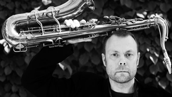 Lars Møller mit Saxofon im Porträt  Foto: Stephen Freiheit 2010