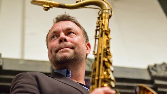 Lars Møller mit Saxofon im Porträt  Foto: Stephen Freiheit 2010