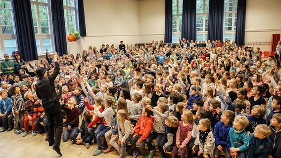 Konzertszene eines "Musikalischen Besuchs" des NDR in einer Schulaula © NDR Foto: Marcus Krüger