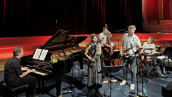 Ensemblebild "Extradiversion II": Florian Weber (p), Anna Lena Schnabel (sax), Joachim Florent (b), Daniel Erdmann (sax), Edward Perraud (dr) © Stefan Gerdes 