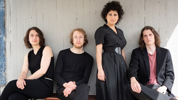 Ensemblebild "Mother": Luise Volkmann, Dominik Mahnig, Athina Kontou und Lucas Leidinger (von links nach rechts). © Thekla Ehling Foto: Thekla Ehling