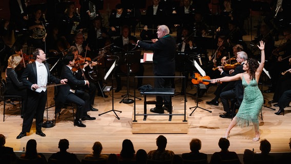Konzertszene mit Dirigent Marc Minkowski, Gastsolist:innen und dem NDR Elbphilharmonie Orchester © NDR Foto: Daniel Dittus