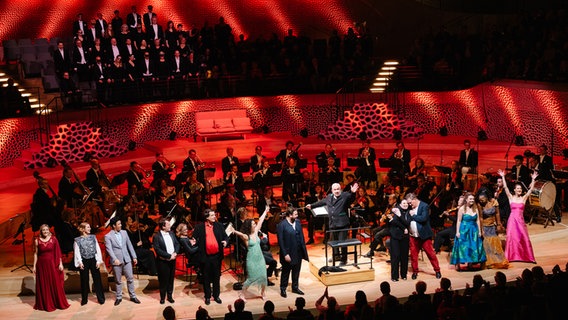 Konzertszene mit Dirigent Marc Minkowski, Gastsolist:innen und dem NDR Elbphilharmonie Orchester © NDR Foto: Daniel Dittus