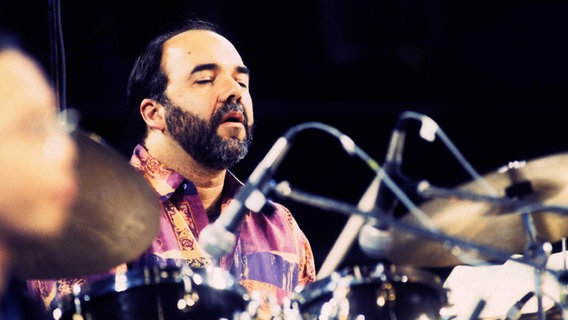 Der US-amerikanische Schlagzeuger Peter Erskine Der US-amerikanische Schlagzeuger Peter Erskine © picture-alliance / jazzarchiv Foto: Hardy Schiffler